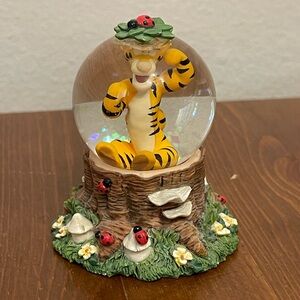 DISNEY TIGGER w Ladybugs MINI SNOW GLOBE GLITTER 3” Disney Store 1998 tree stump